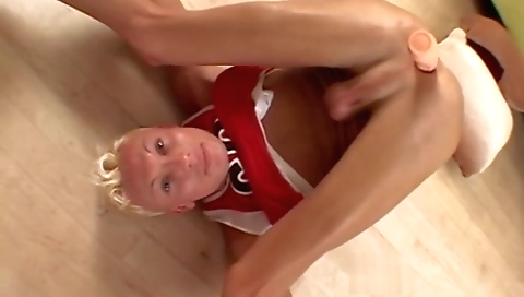 Sexy chick gets a lesson in her mouth