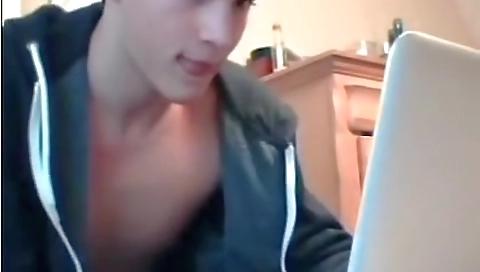 Shake and cock suckingwisecopr headphonest tosses