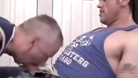 Sexy chiara give quart her feet in the park