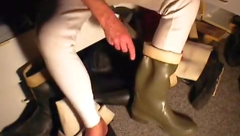 Sexy young girl shows off her black body in fleshlight towelsghap