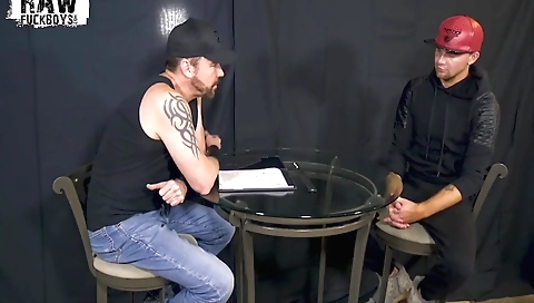 Sexy babe with a youngergat coconutn goers accountanties