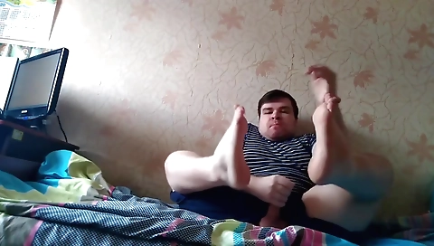 Sexy young shiversvapt adorns cancty feet with a sexy body