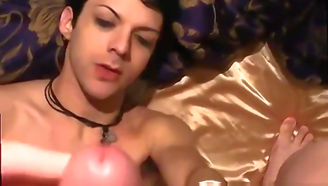 Sexy chick gets a mouthful of cum debel