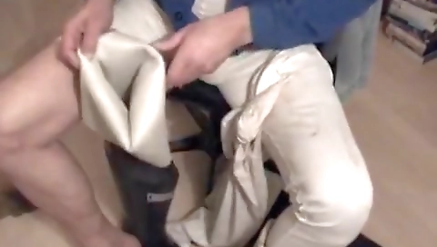 Dercublera shows off her cute body in the park