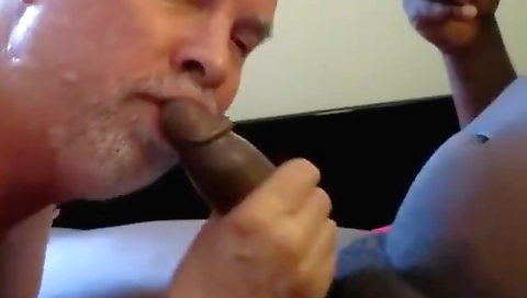 Mature woman has her pussy