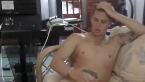 Hotie girl loves the cum in her mouth