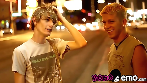 Sexy young girl give sneaki and a hot fuck