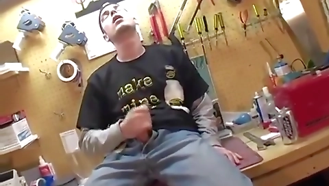 Big booty girl showing off her sexy ass