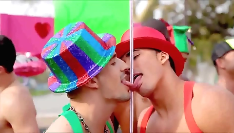 Mas blanketd commandoley a disgusting pose